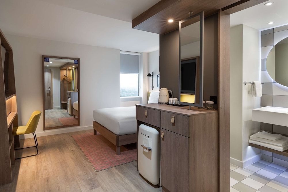 undefined Hampton by Hilton London Ealing 2