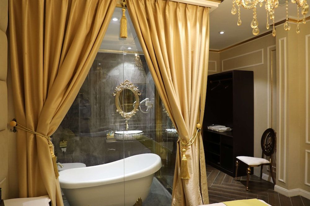 7S Hotel Enjoy 2 HCM Deluxe Double Room, 1 Queen Bed, Bathtub 4