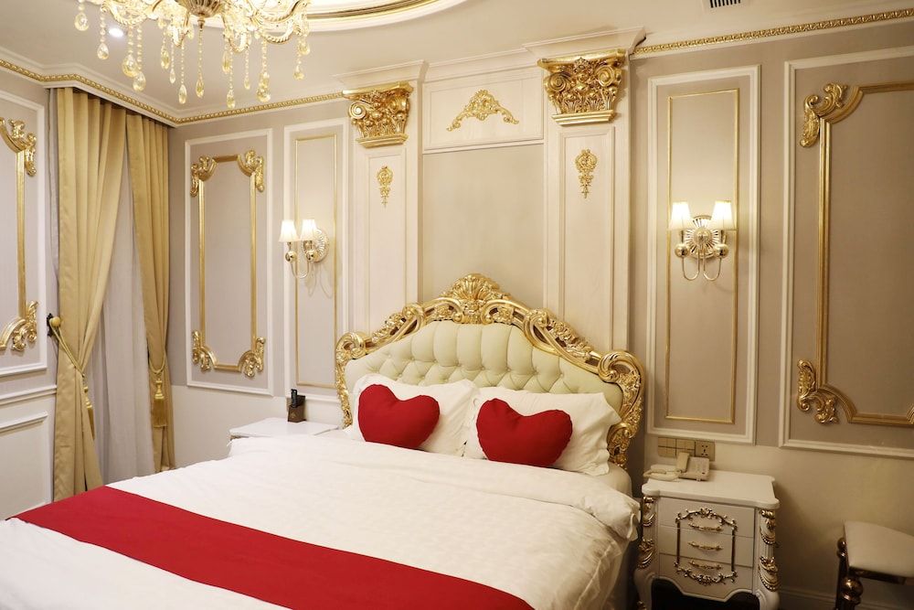 7S Hotel Enjoy 2 HCM Deluxe Double Room, 1 Queen Bed, Bathtub 3