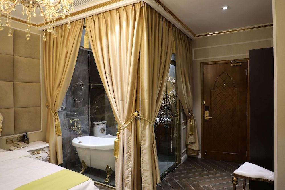 7S Hotel Enjoy 2 HCM Deluxe Double Room, 1 Queen Bed, Bathtub 6