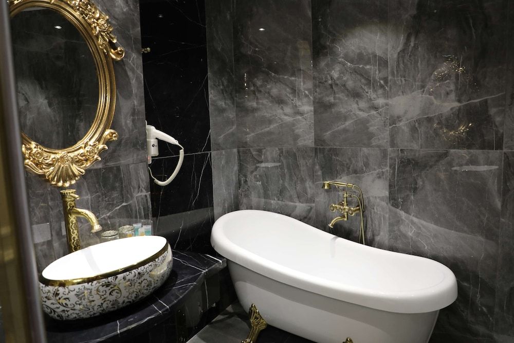 7S Hotel Enjoy 2 HCM Grand Double Room, 1 King Bed, Bathtub 6