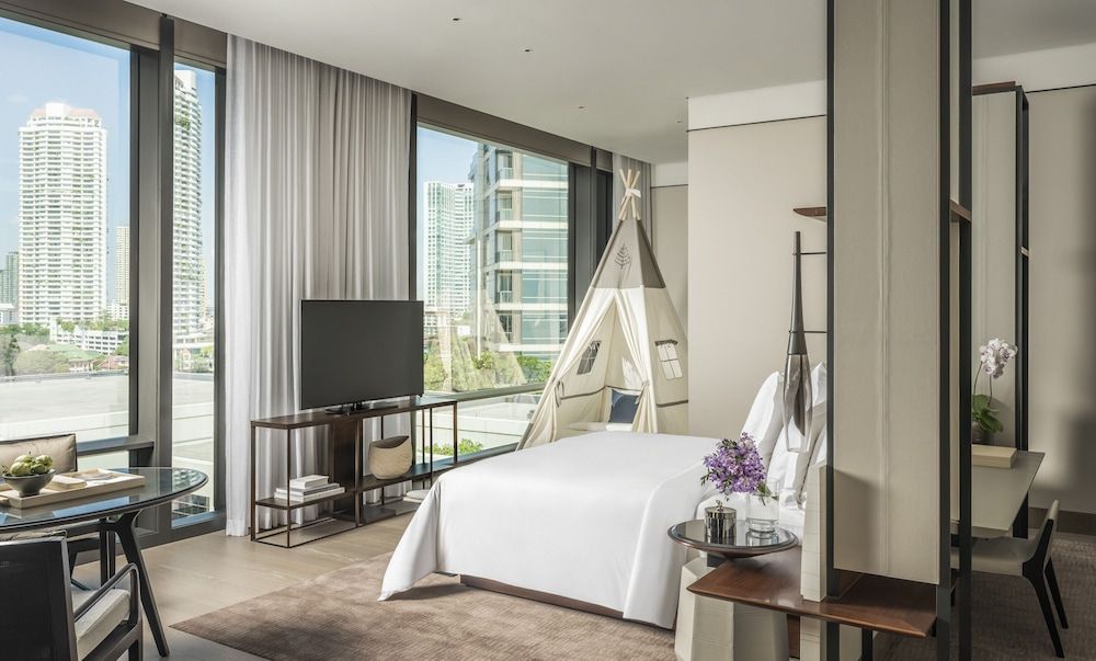 Four Seasons, Family Room