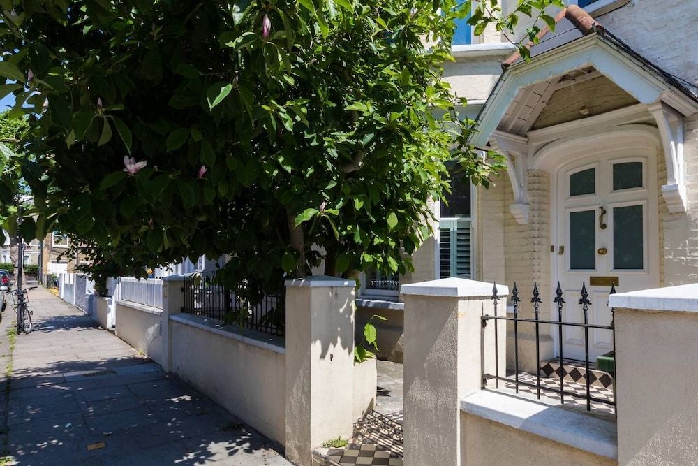 Traditional 5 Bed Family Home Near theTube