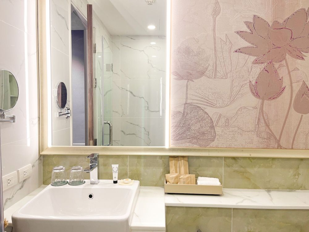 Aira Hotel Bangkok Superior Twin Room No Window 3