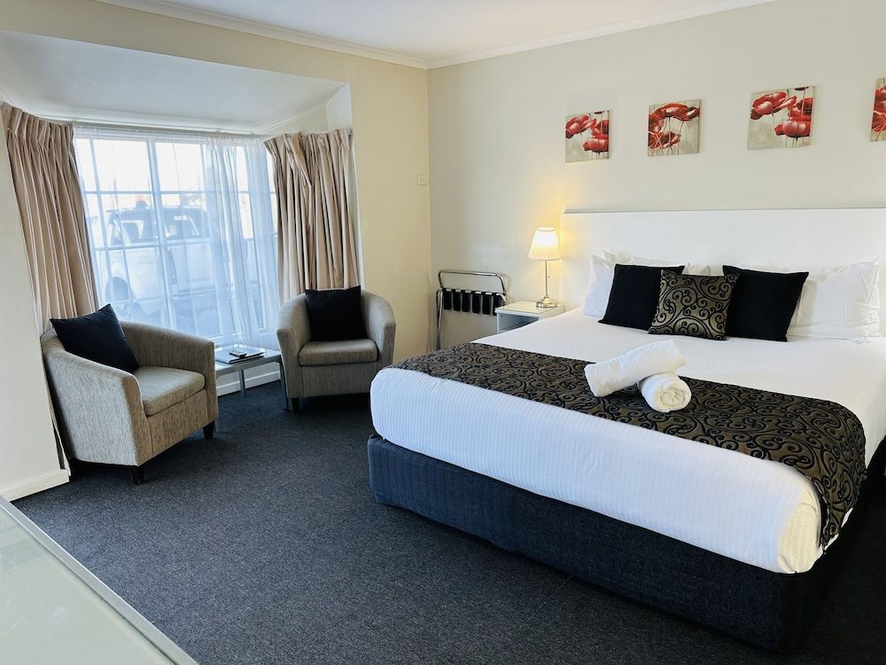 Deluxe Room, 1 King Bed, Bathtub, Valley View
