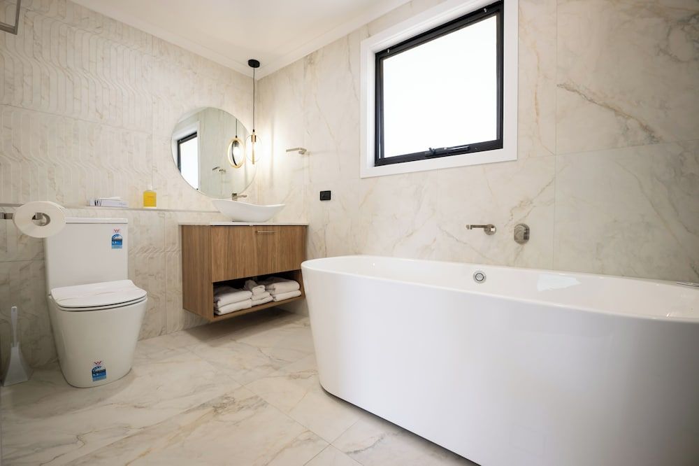 Clare Valley Motel King Room with Spa Bath 2