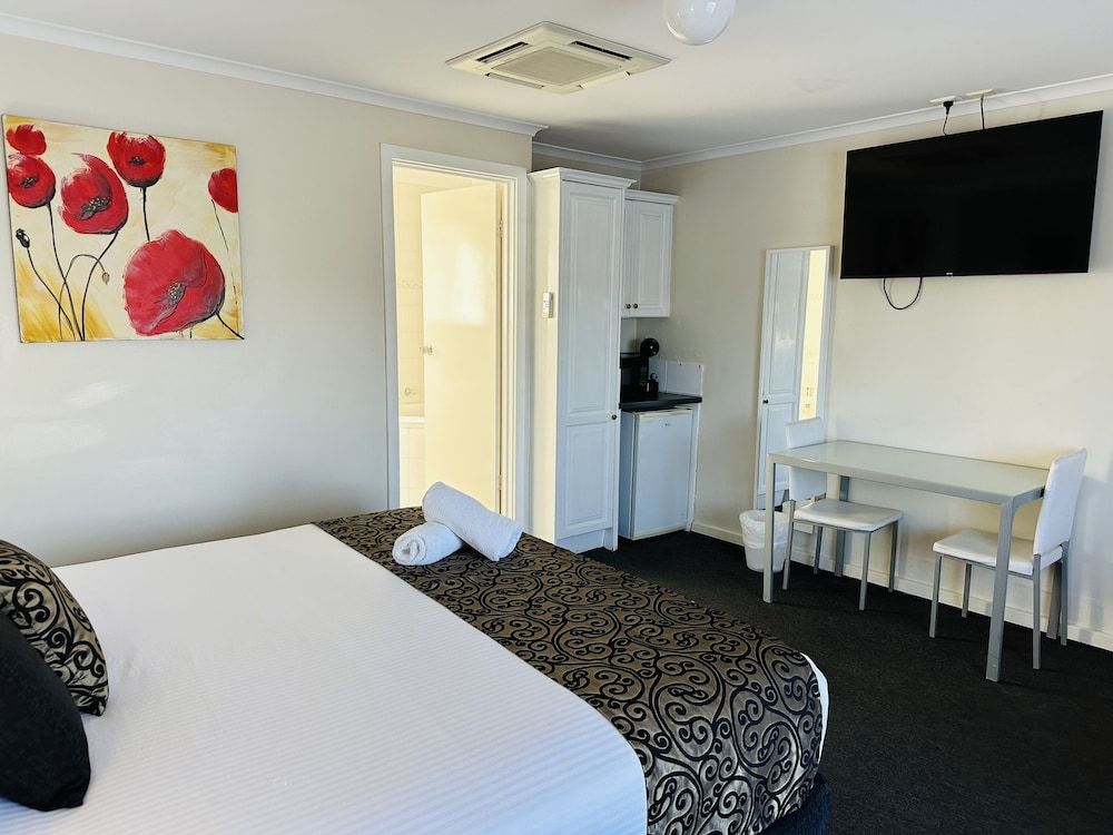 Deluxe Room, 1 King Bed, Bathtub, Valley View