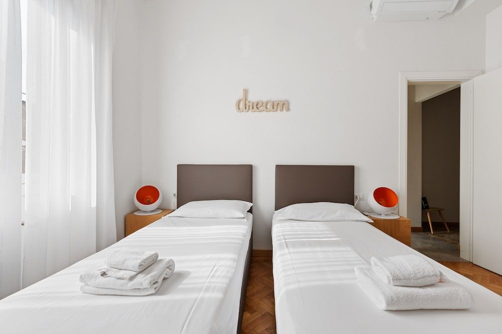 undefined Roomy Apartment Duomo & San Babila 6