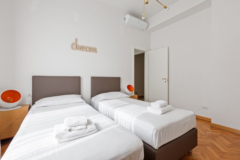 undefined Roomy Apartment Duomo & San Babila 5