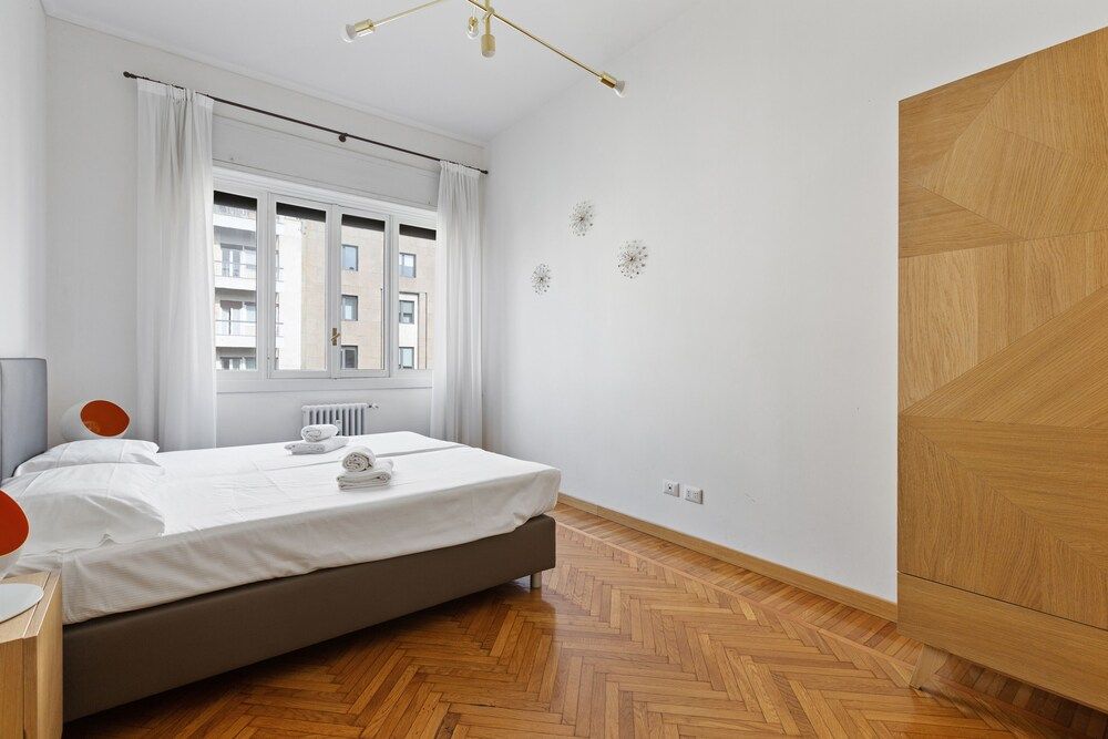 undefined Roomy Apartment Duomo & San Babila 3