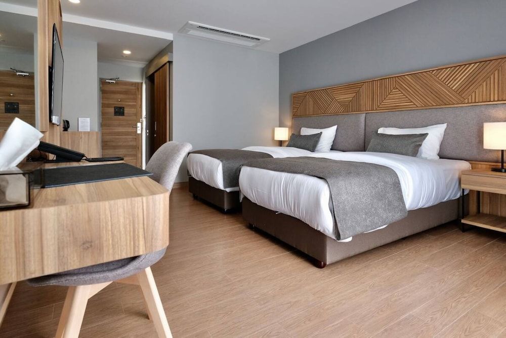 Deluxe Room, 2 Twin Beds, Pool View