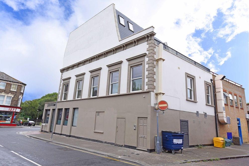 undefined Modern & Spacious 2 Bed Apartment at Clapham Junction 4