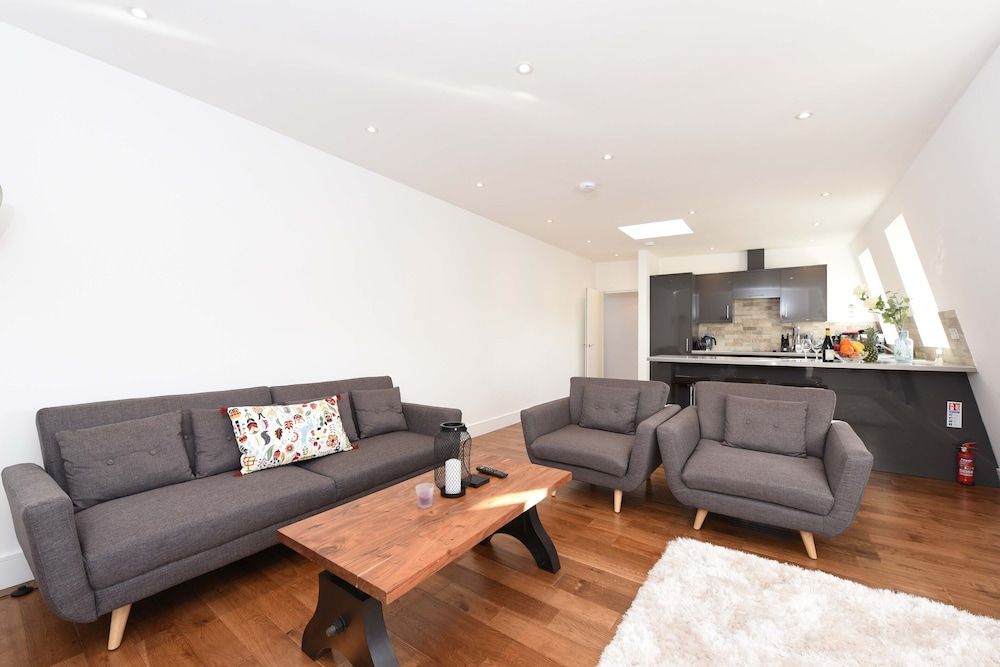 undefined Modern & Spacious 2 Bed Apartment at Clapham Junction 2
