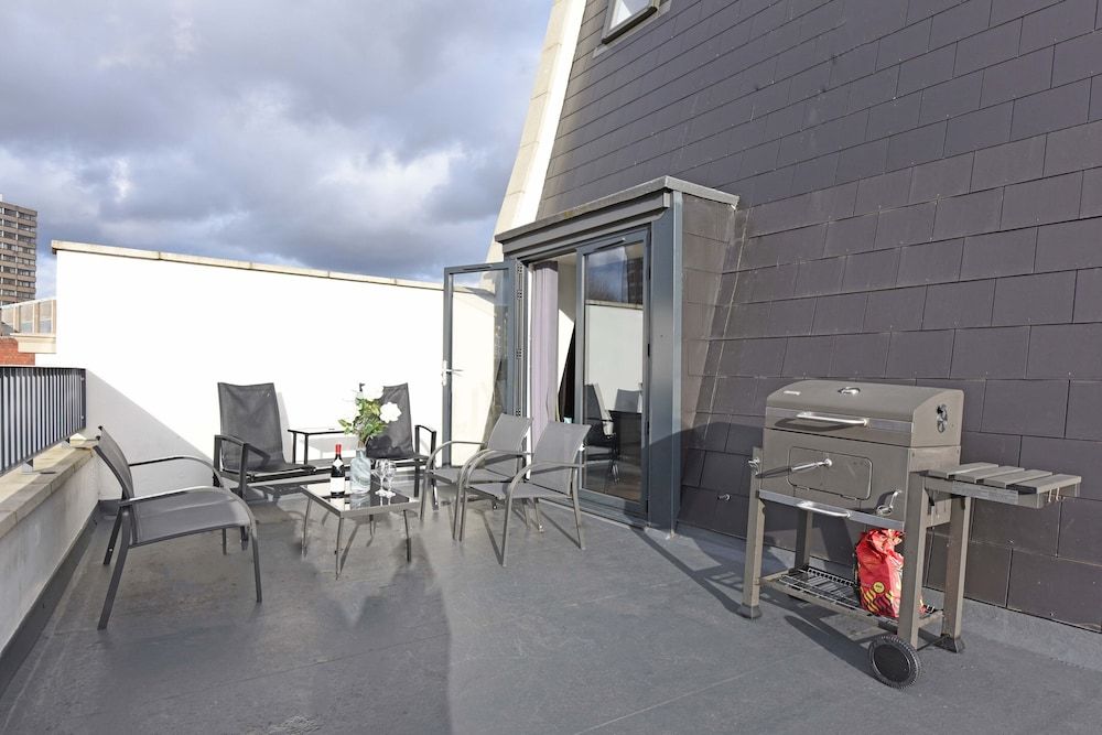 undefined Modern & Spacious 2 Bed Apartment at Clapham Junction 3