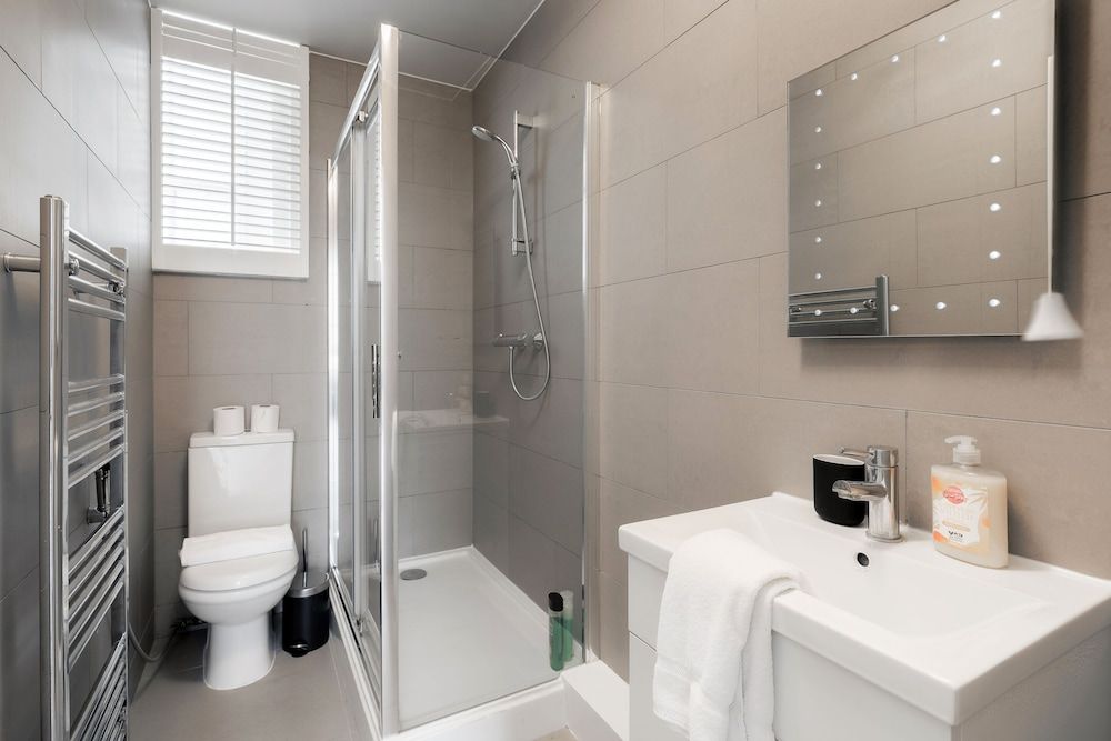 Cozy 1 Bedroom Flats in Paddington Classic Apartment, Private Bathroom, City View 6