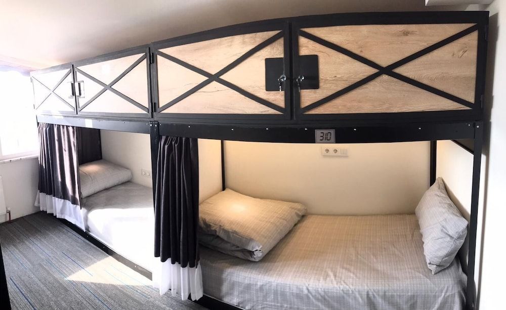 undefined musk hostel 6