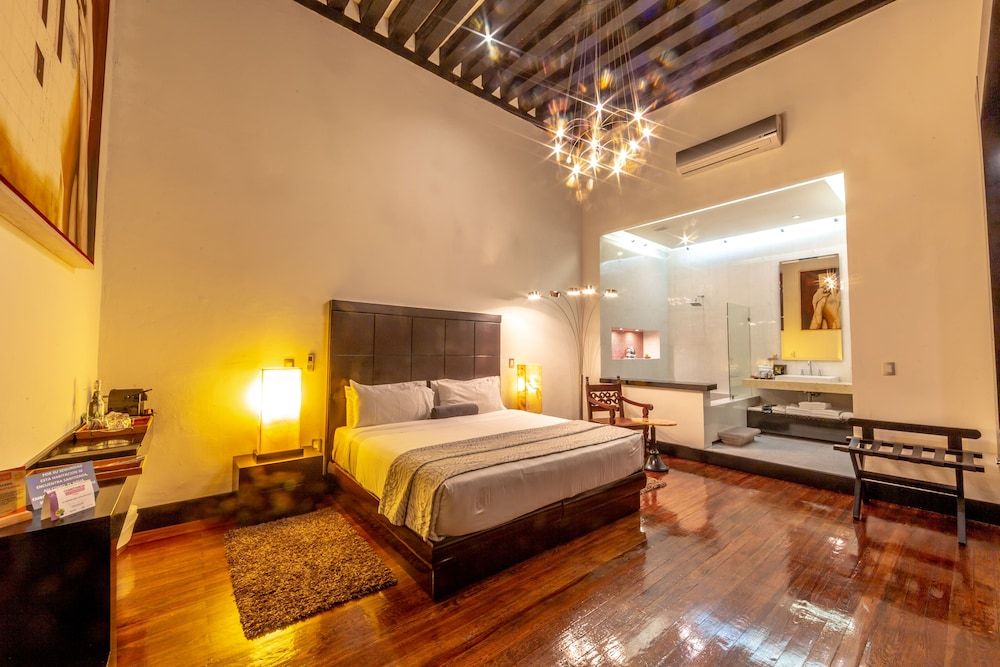 Cantera Diez Hotel Boutique Junior Suite King Size Bed