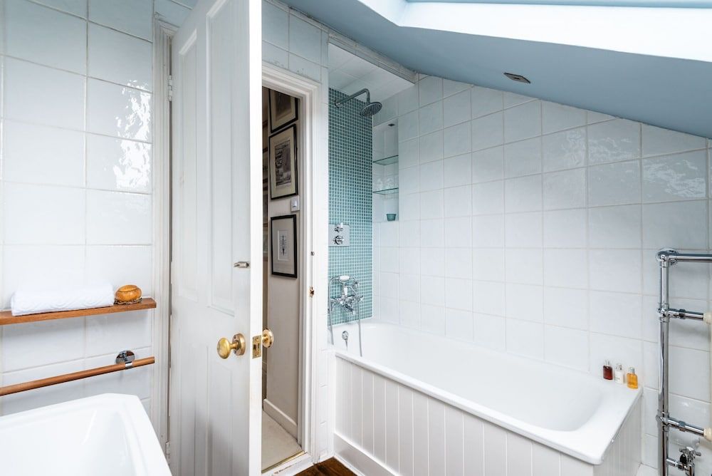 Charming Chiswick Home Near Ravenscourt Park by Underthedoormat House (2 Bedrooms) 14