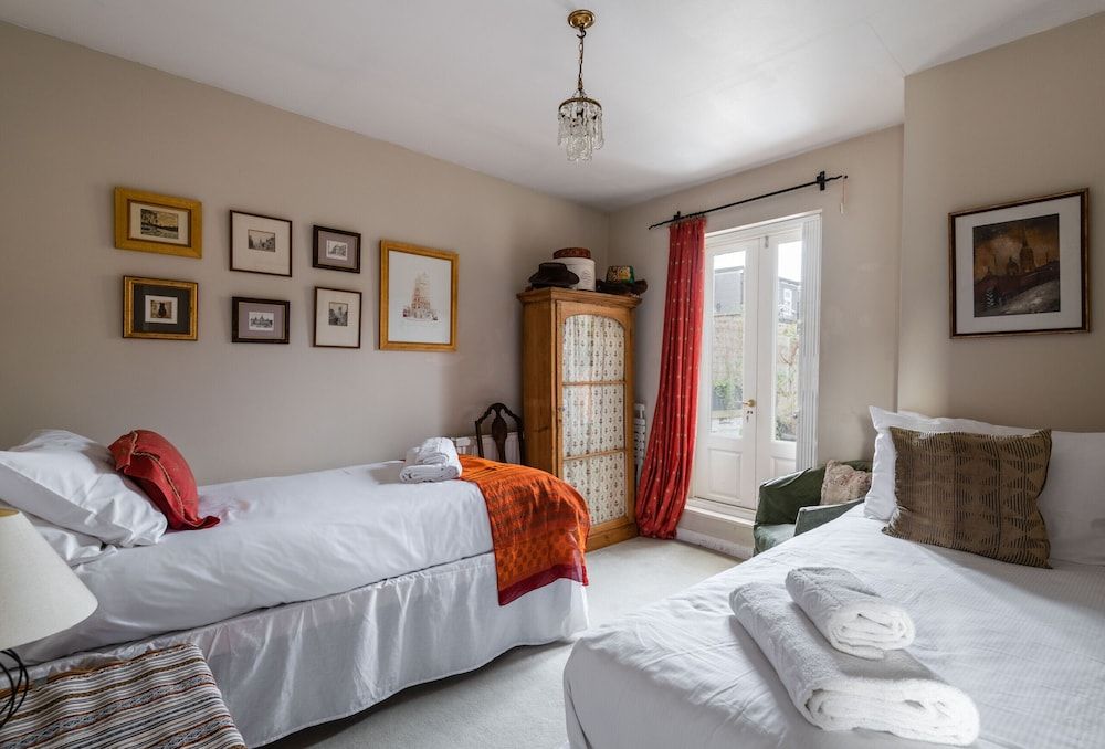 Charming Chiswick Home Near Ravenscourt Park by Underthedoormat House (2 Bedrooms) 2