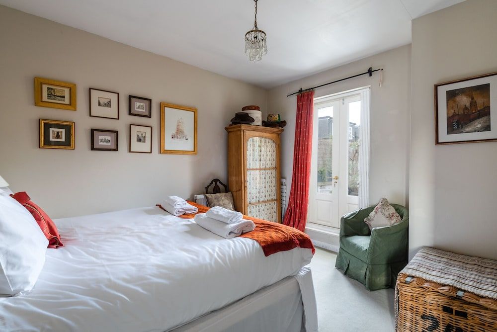 Charming Chiswick Home Near Ravenscourt Park by Underthedoormat House (2 Bedrooms) 11