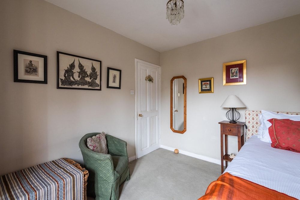 Charming Chiswick Home Near Ravenscourt Park by Underthedoormat House (2 Bedrooms) 17