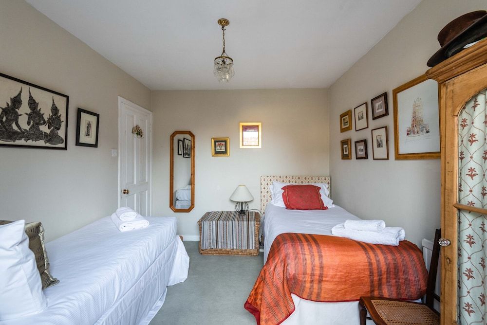 Charming Chiswick Home Near Ravenscourt Park by Underthedoormat House (2 Bedrooms) 8