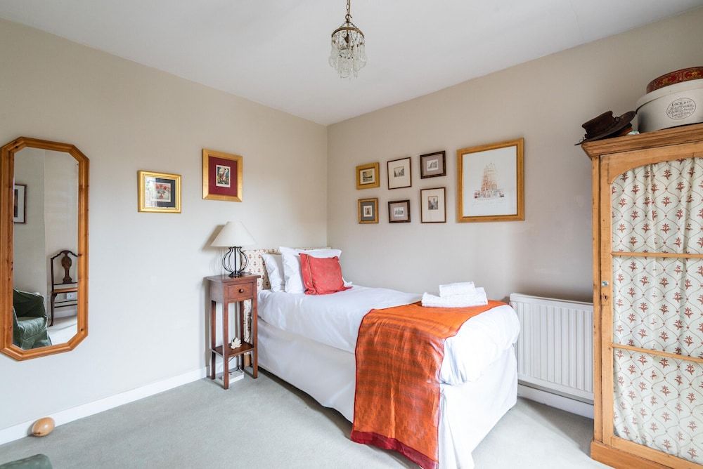 Charming Chiswick Home Near Ravenscourt Park by Underthedoormat House (2 Bedrooms) 9