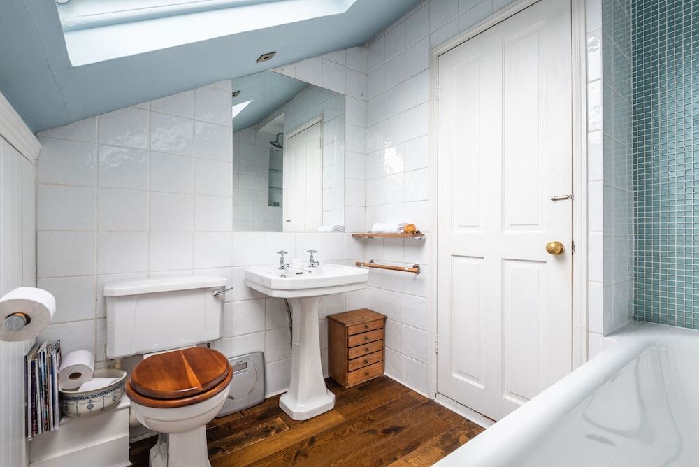 Charming Chiswick Home Near Ravenscourt Park by Underthedoormat House (2 Bedrooms) 15