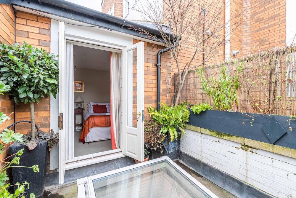 Charming Chiswick Home Near Ravenscourt Park by Underthedoormat House (2 Bedrooms) 12
