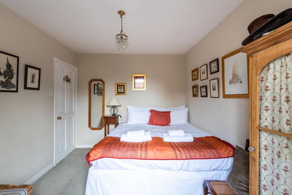 Charming Chiswick Home Near Ravenscourt Park by Underthedoormat House (2 Bedrooms) 10