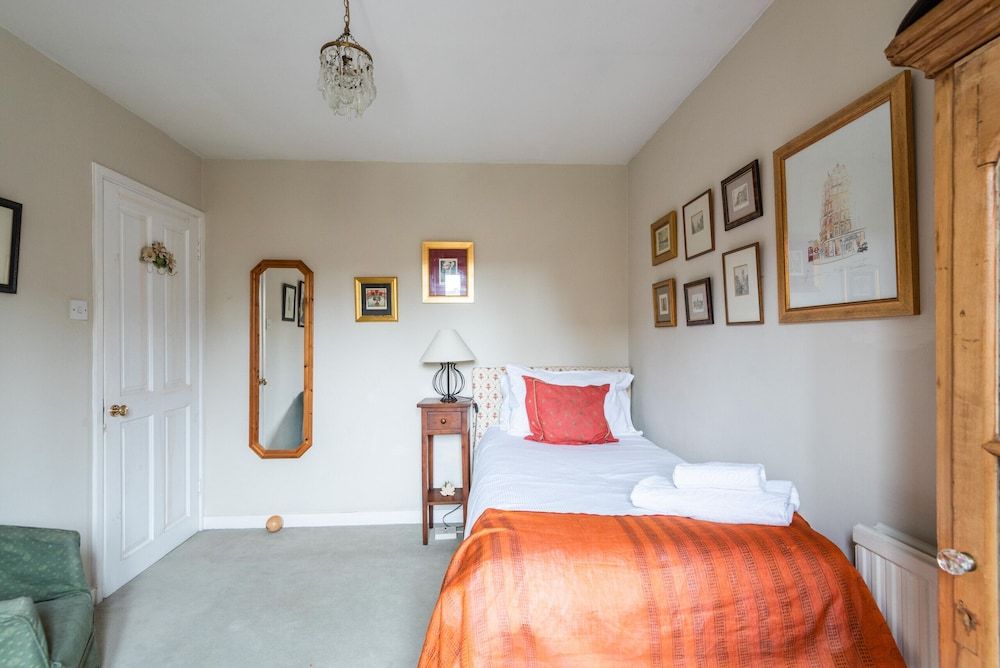 Charming Chiswick Home Near Ravenscourt Park by Underthedoormat House (2 Bedrooms) 7