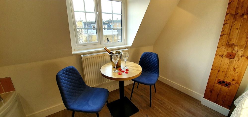 Angel Townhouse Premium Suite, Hot Tub, City View (2nd Floor ) 10