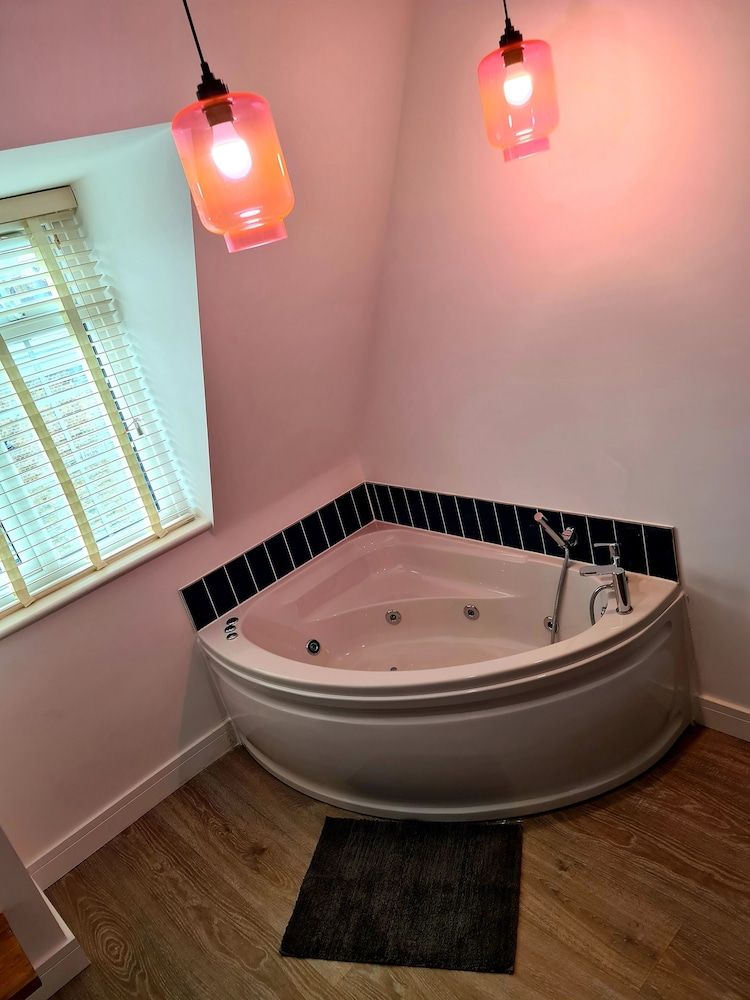 Angel Townhouse Premium Suite, Hot Tub, City View (2nd Floor ) 9