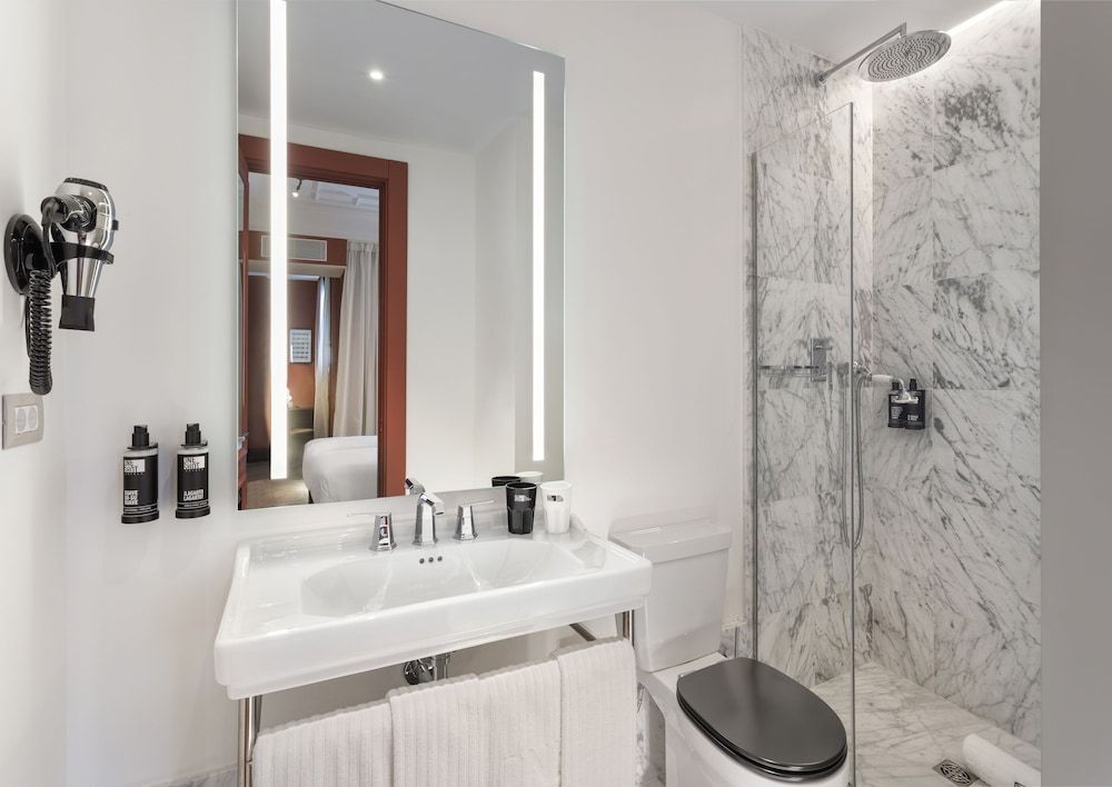 One Shot Aragó Economy Room 6