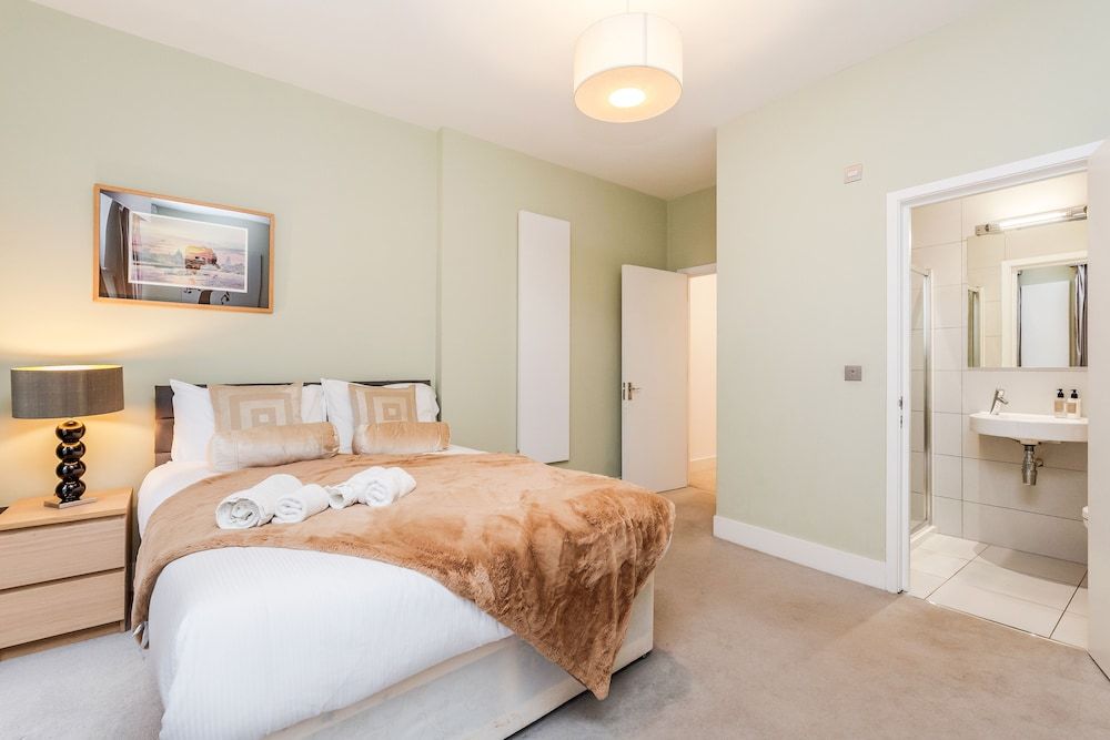 undefined Stylish 3 Bed 3 bath in Kens High St