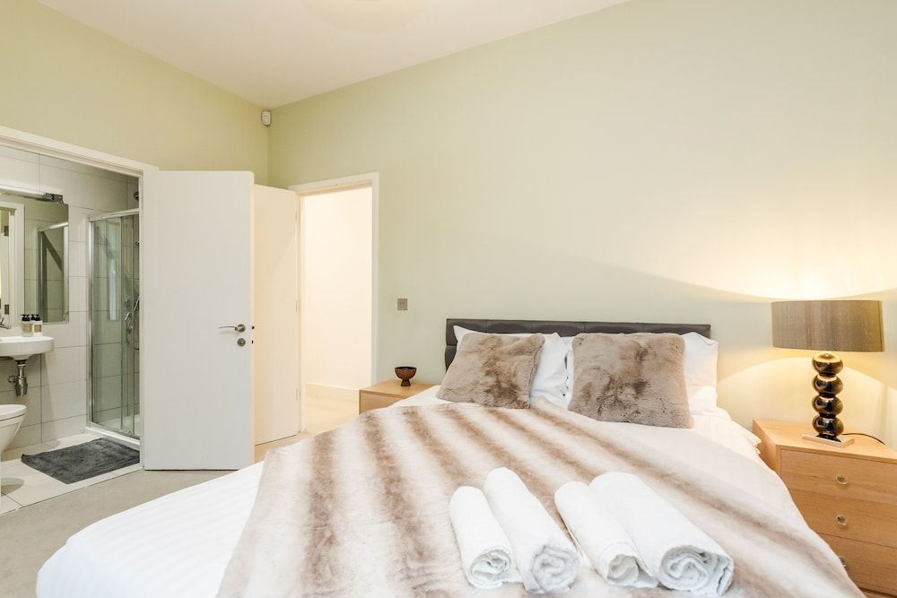 Stylish 3 Bed 3 bath in Kens High St Luxury Apartment, 3 Bedrooms 5