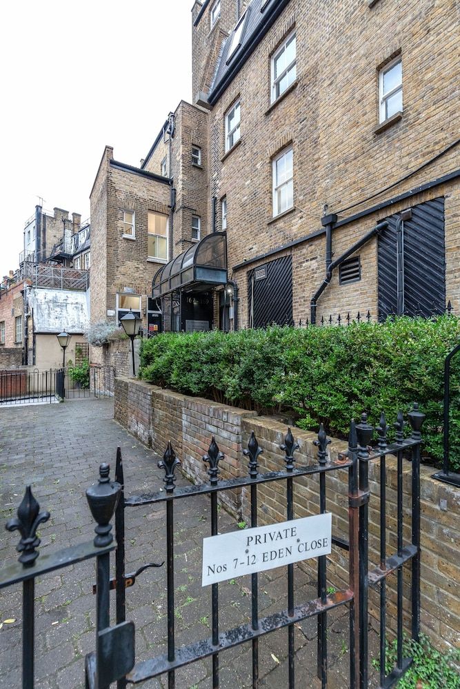 undefined Stylish 3 Bed 3 bath in Kens High St 2