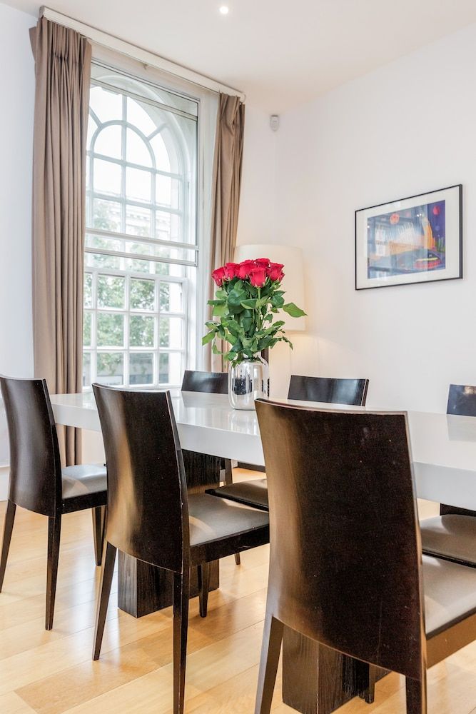 undefined Stylish 3 Bed 3 bath in Kens High St 8