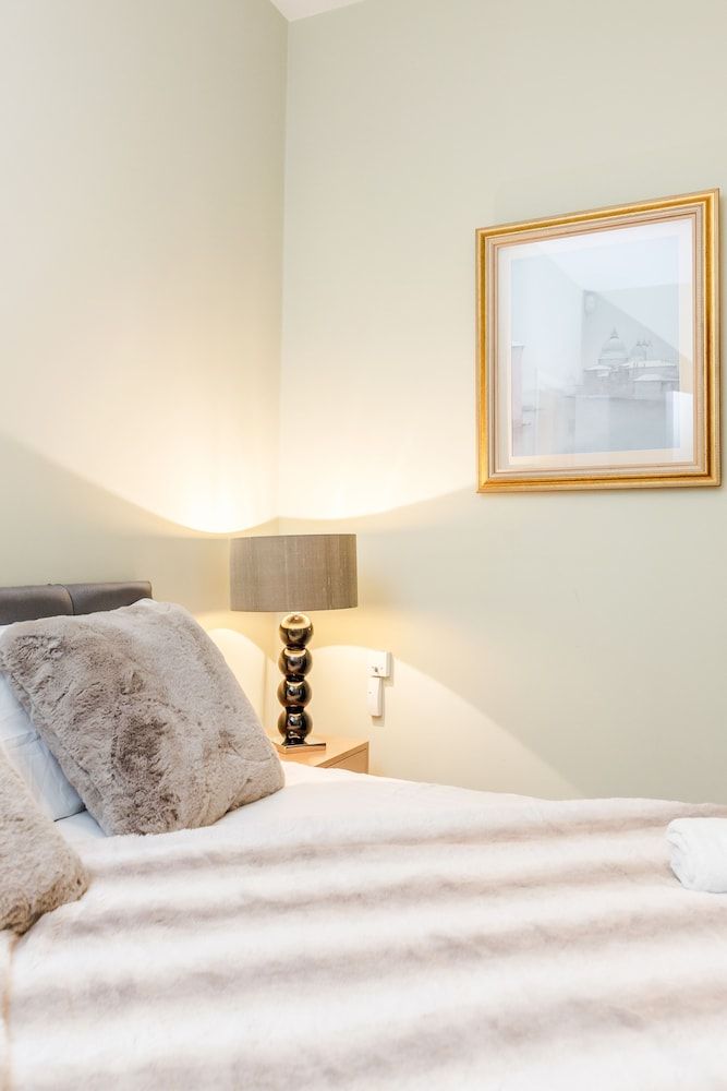 Stylish 3 Bed 3 bath in Kens High St Luxury Apartment, 3 Bedrooms 4