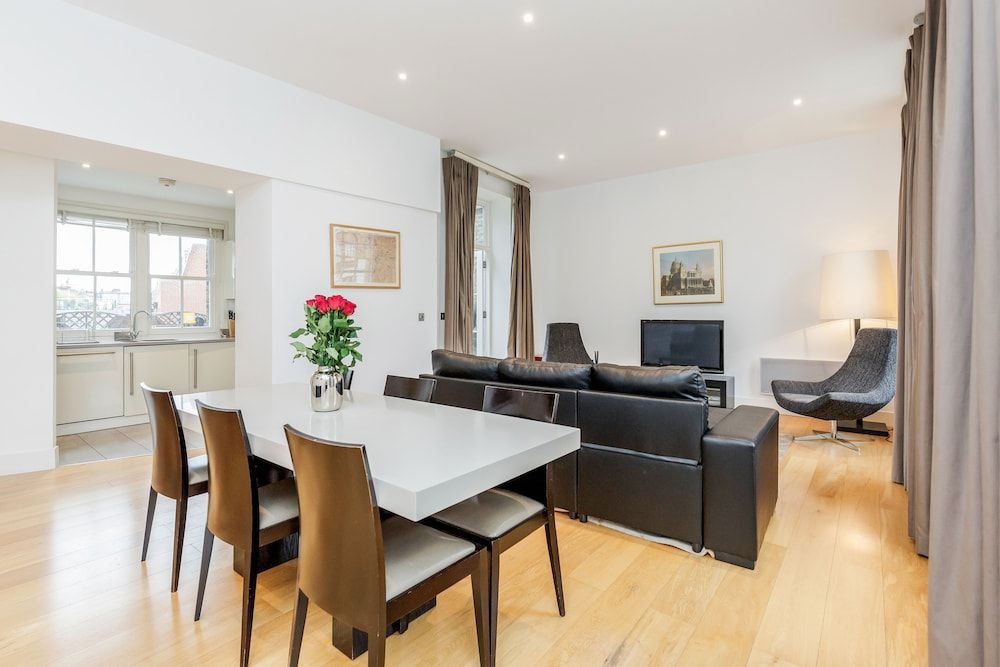 undefined Stylish 3 Bed 3 bath in Kens High St 5