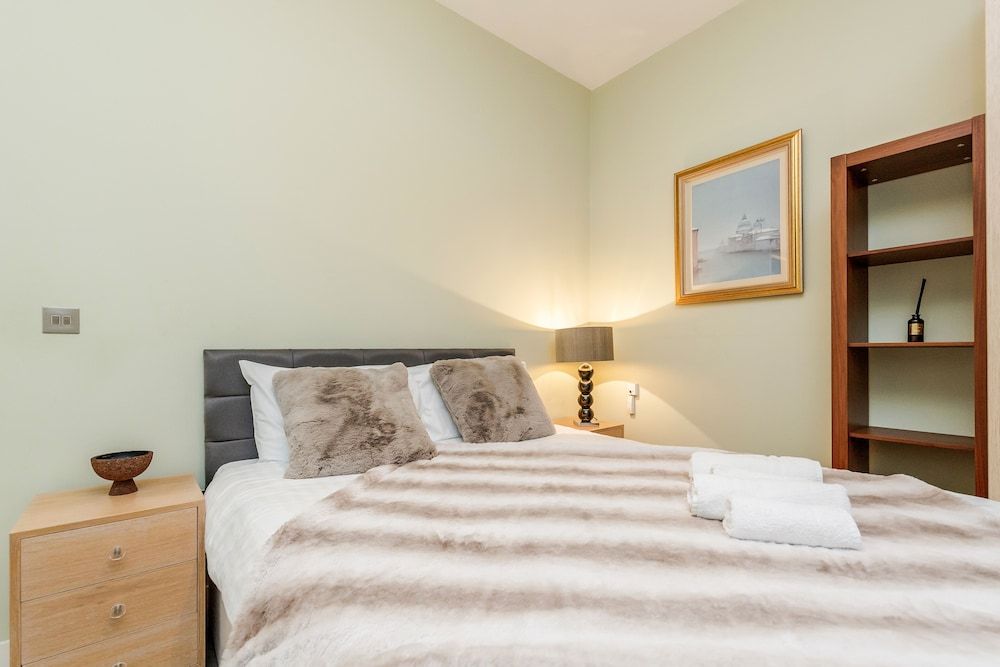 Stylish 3 Bed 3 bath in Kens High St Luxury Apartment, 3 Bedrooms 3