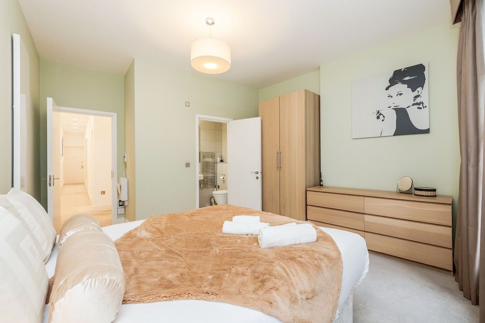 Stylish 3 Bed 3 bath in Kens High St Luxury Apartment, 3 Bedrooms 9