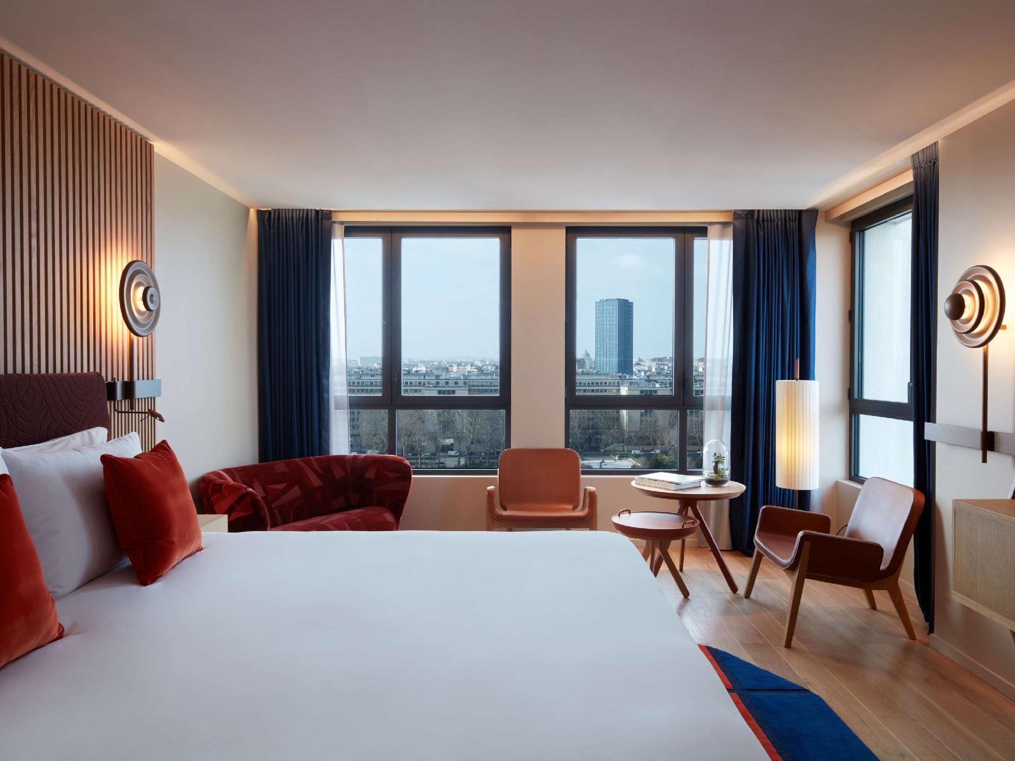 STUDIO PANORAMA VIEW, 1 King, Corner Junior Suite, River Seine and Eiffel Tower view