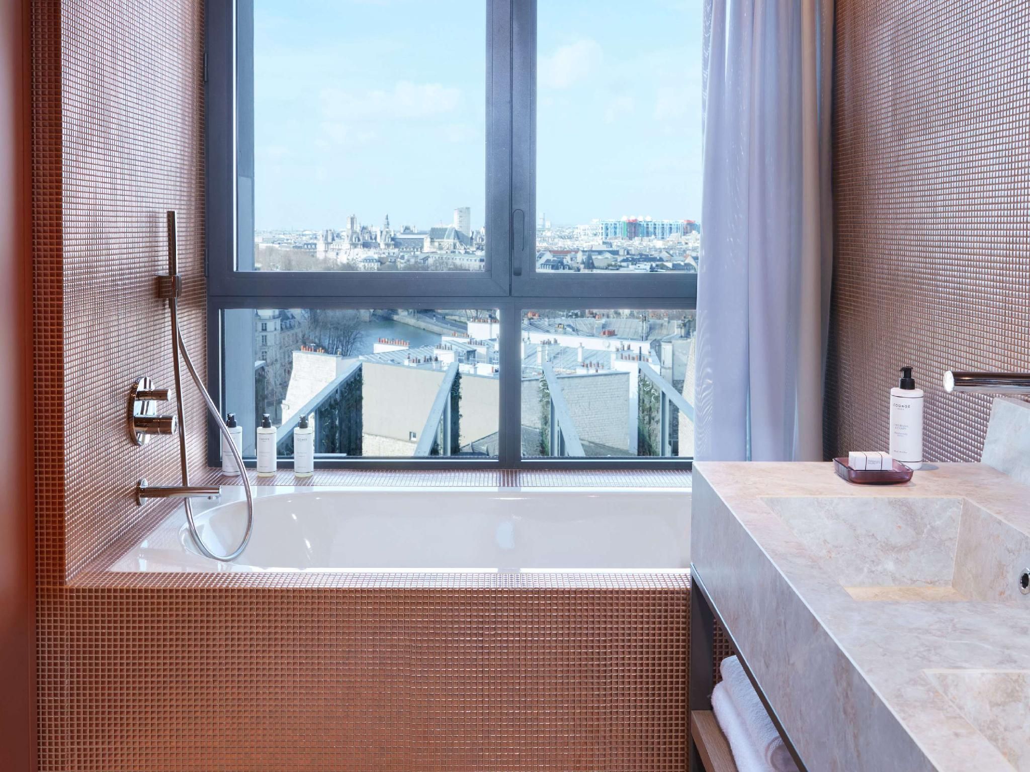 STUDIO PANORAMA VIEW, 1 King, Corner Junior Suite, River Seine and Eiffel Tower view