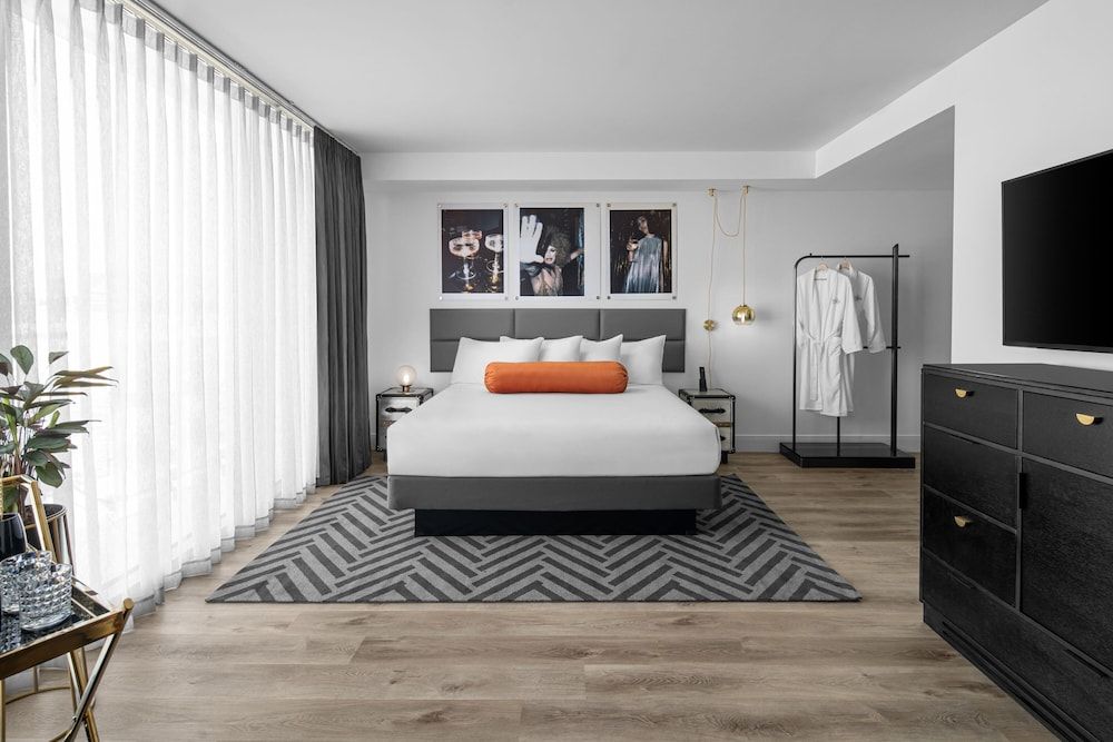 Room, 1 King Bed (Mobility Accessible, Roll-In Shower)