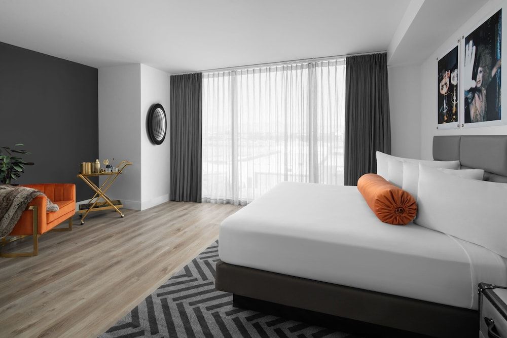 Room, 1 King Bed (Mobility/Hearing Access, Roll-In Shwr)
