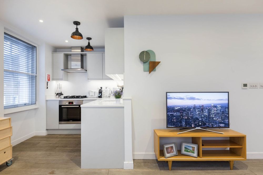 Urban Chic - Rathbone Standard One Bedroom Apartment 13