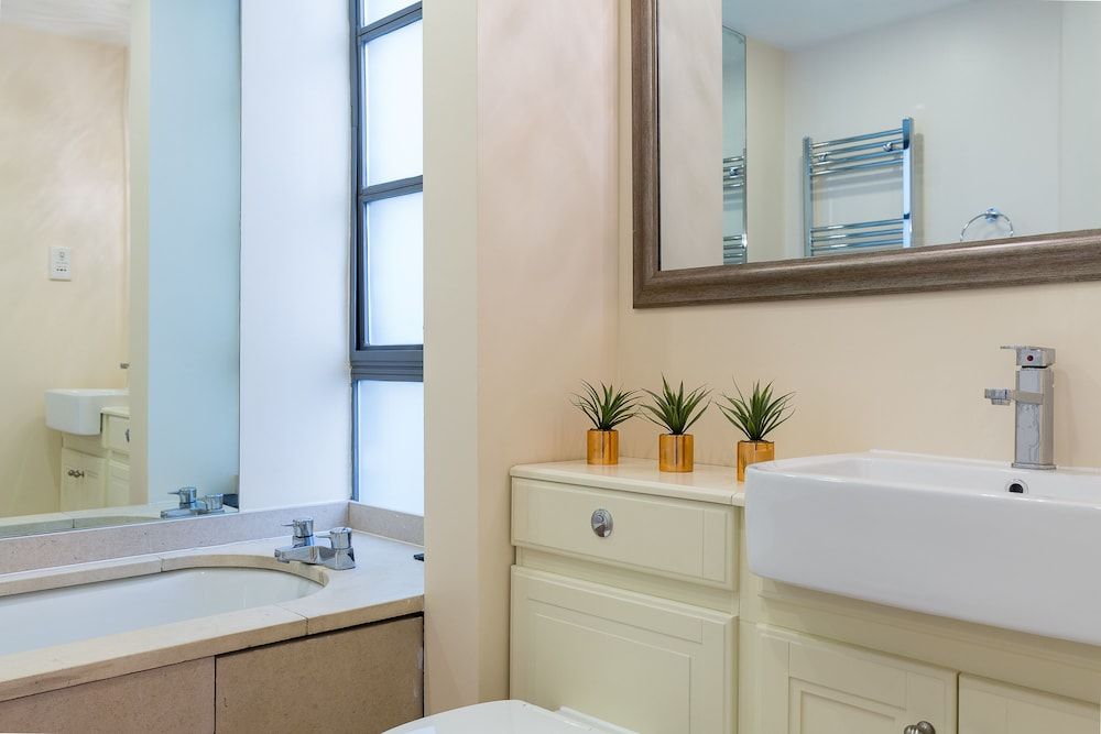 Spacious 2-bedroom Apartment in Mayfair Apartment (2 Bedrooms) 7