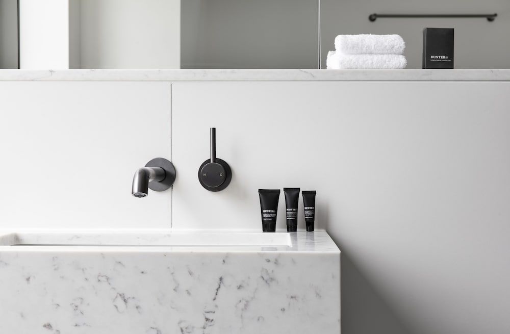 Lancemore Crossley St Melbourne Lancemore King Room - includes hosted hour with free drinks and WiFi 4