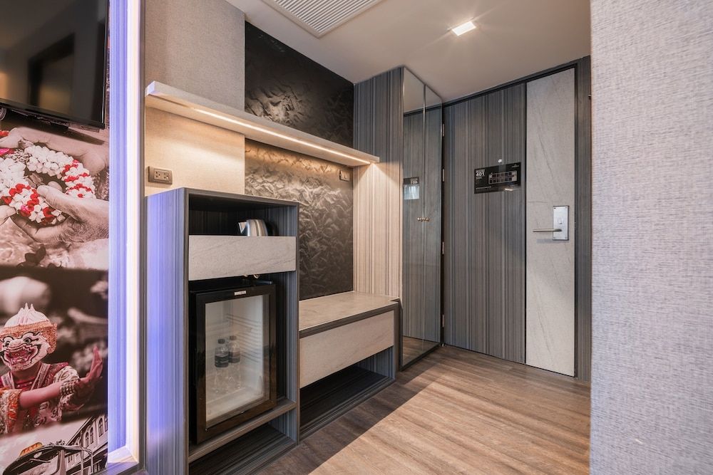 Aspira Gems Center Silom Deluxe Room 5